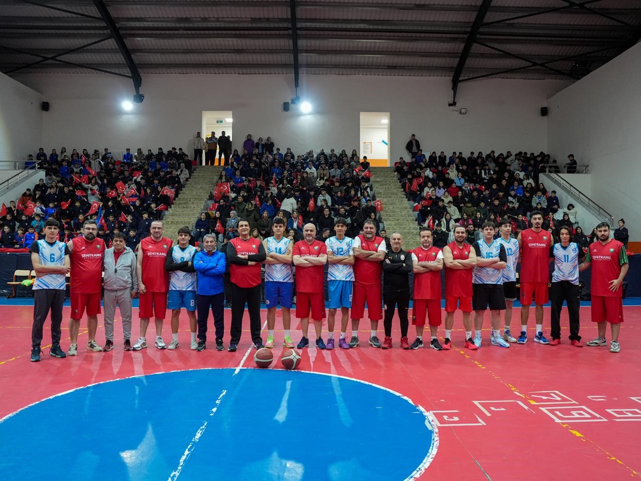 Yılmaz, parkede gençlerle kozlarını paylaştı
