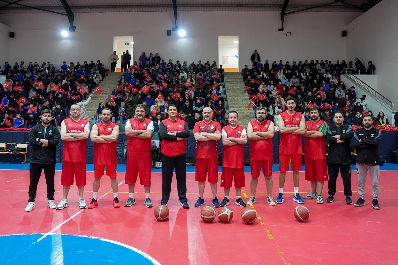 Yılmaz, parkede gençlerle kozlarını paylaştı
