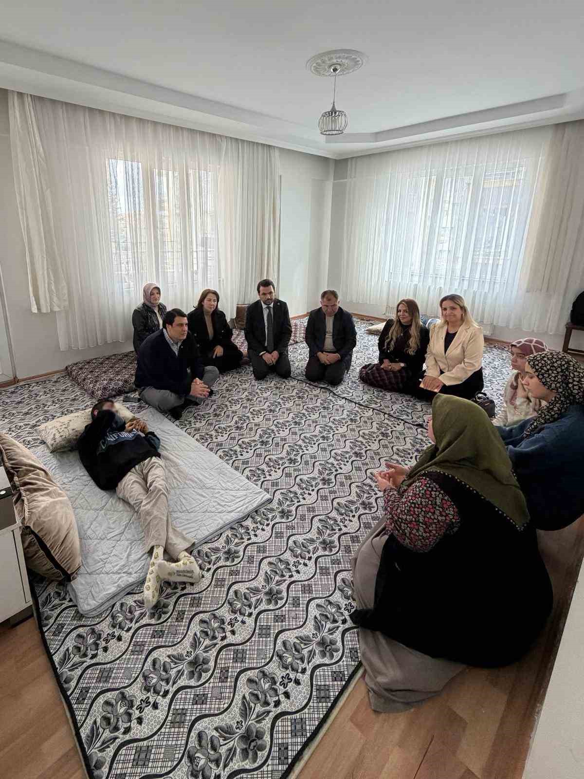 Yılmaz’dan çocuklara moral ziyareti
Yılmaz’dan çocuklara moral ziyareti