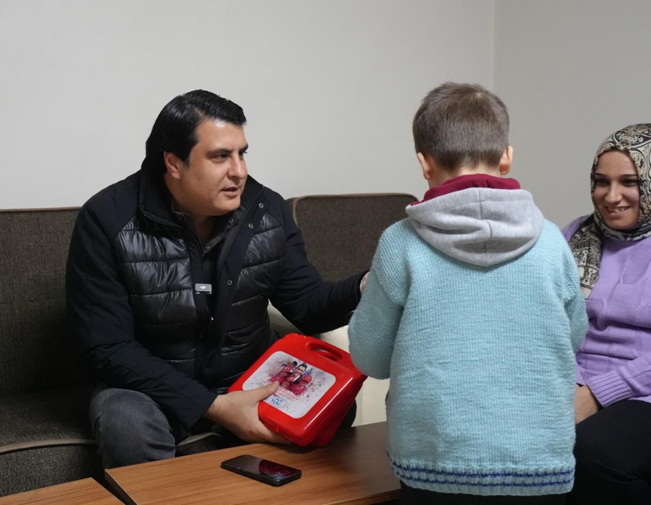 Yılmaz’dan evi yanan Kömek ailesine anlamlı ziyaret
