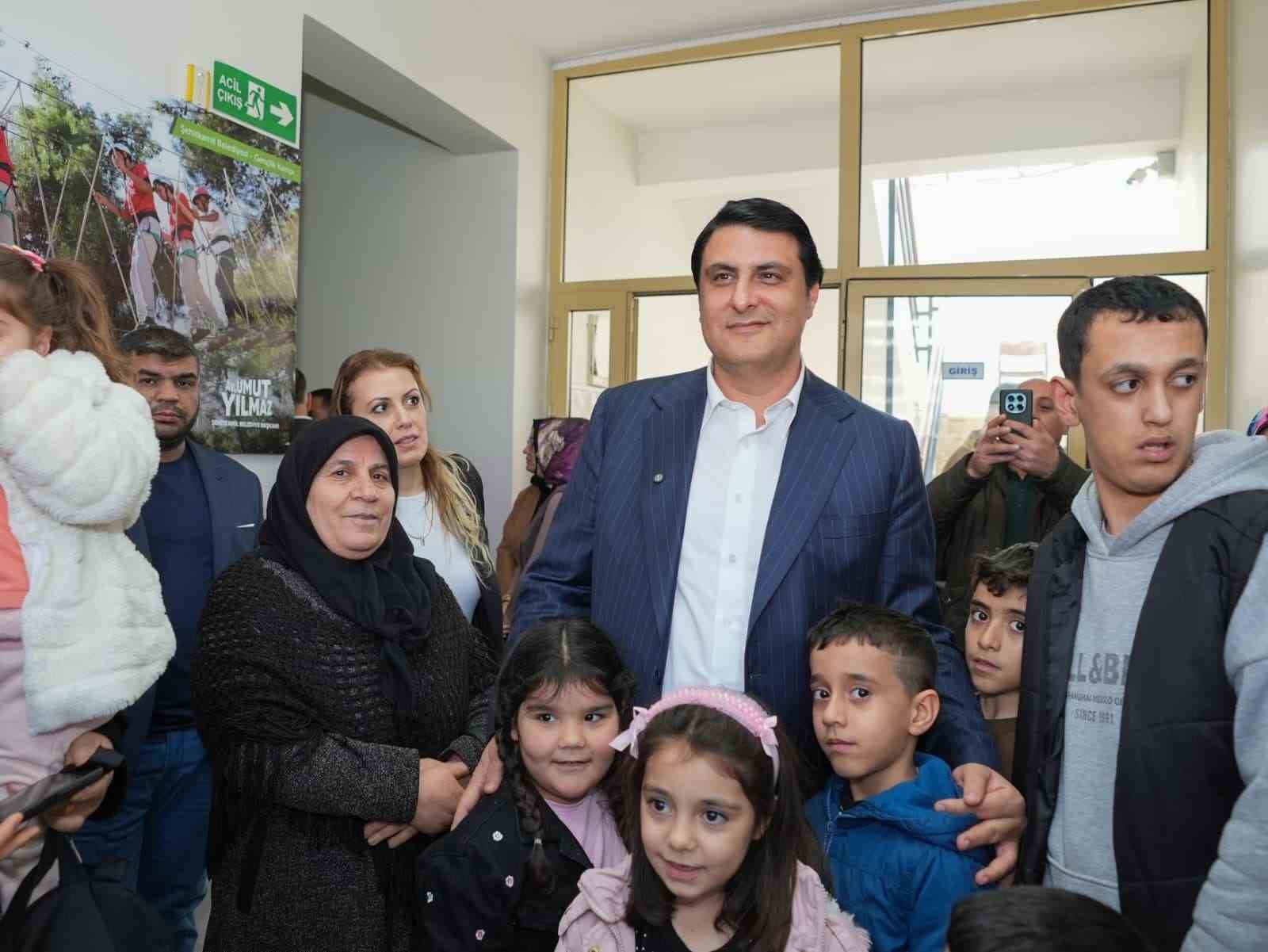 Yılmaz’dan kadın ve çocuklara anlamlı ziyaret
Yılmaz’dan kadın ve çocuklara anlamlı ziyaret