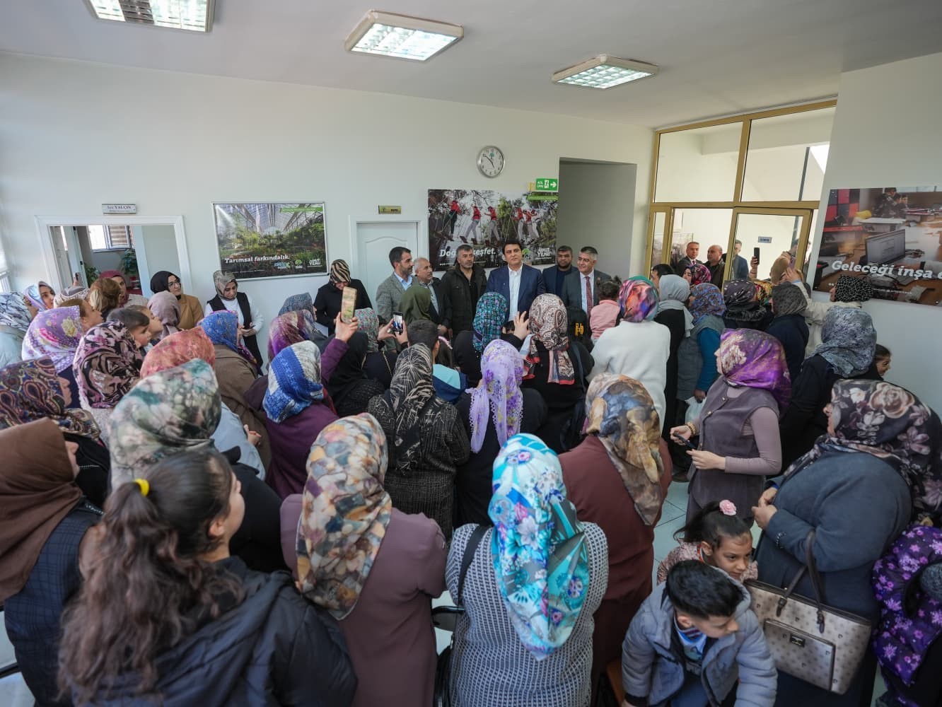 Yılmaz’dan kadın ve çocuklara anlamlı ziyaret
Yılmaz’dan kadın ve çocuklara anlamlı ziyaret
