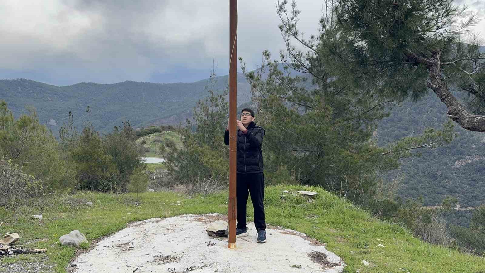 Yıpranan bayrağı fark eden öğrenci, yenisiyle değiştirdi
