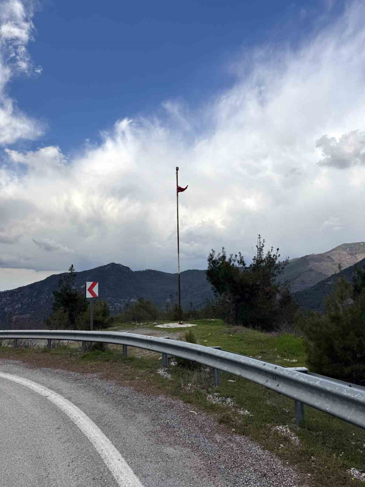 Yıpranan bayrağı fark eden öğrenci, yenisiyle değiştirdi
