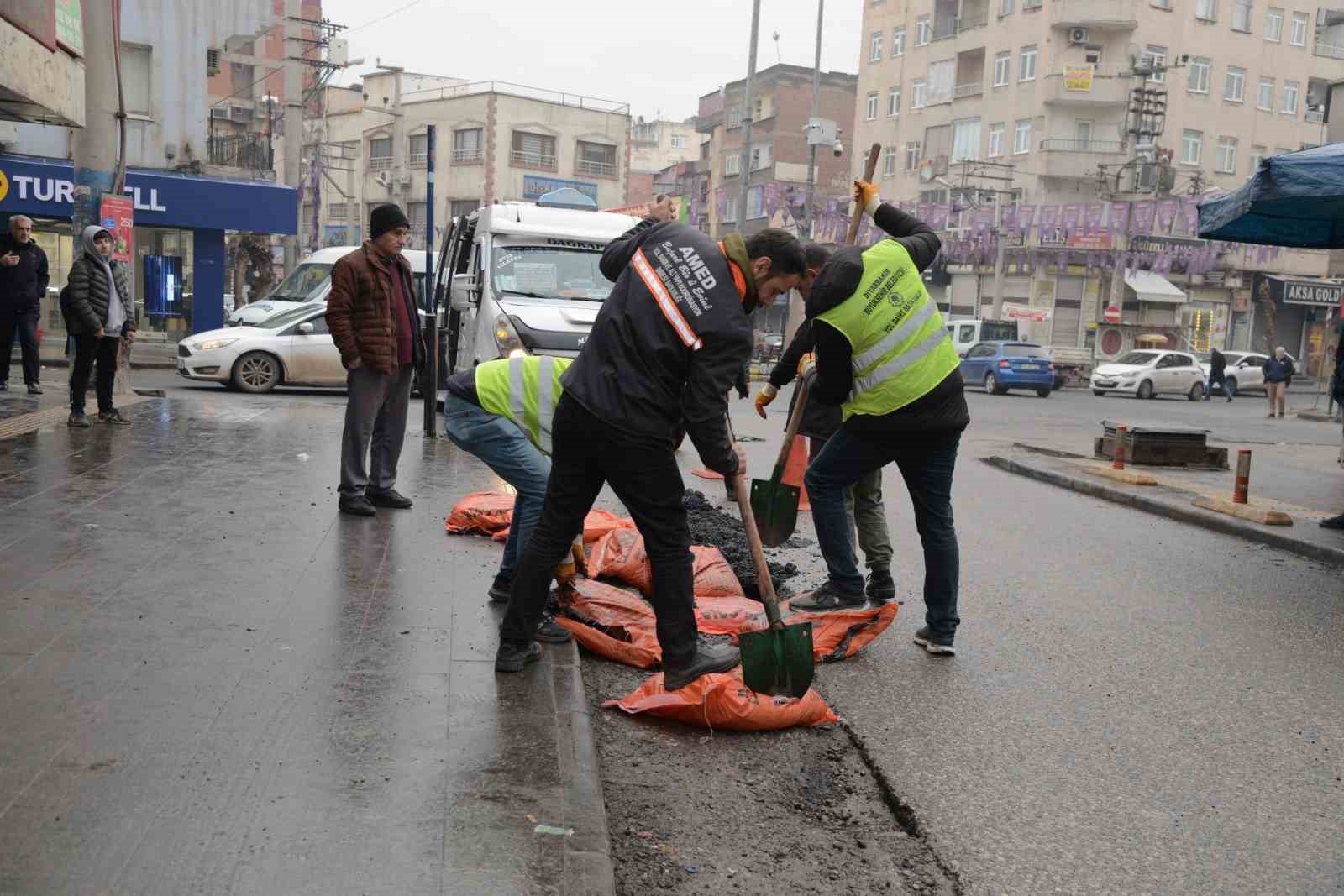 Yoğun kar, don ve tuzlama sonrası bozulan yollarda onarım çalışması başlatıldı
