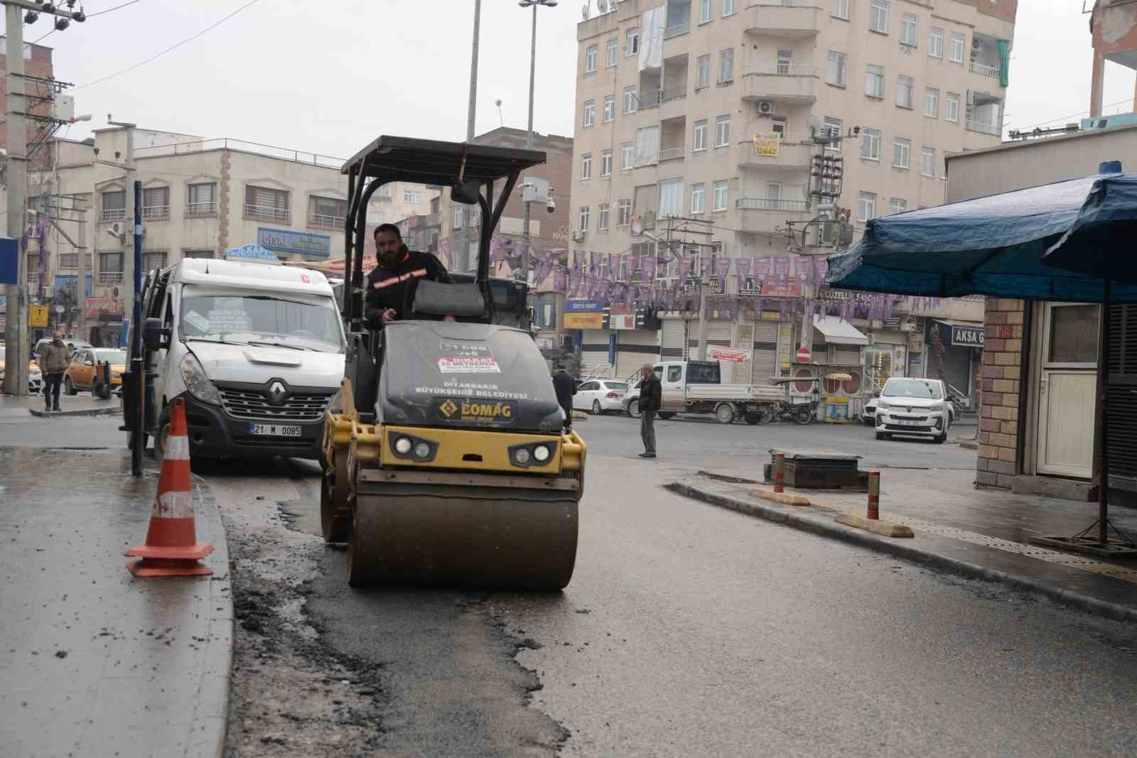 Yoğun kar, don ve tuzlama sonrası bozulan yollarda onarım çalışması başlatıldı
