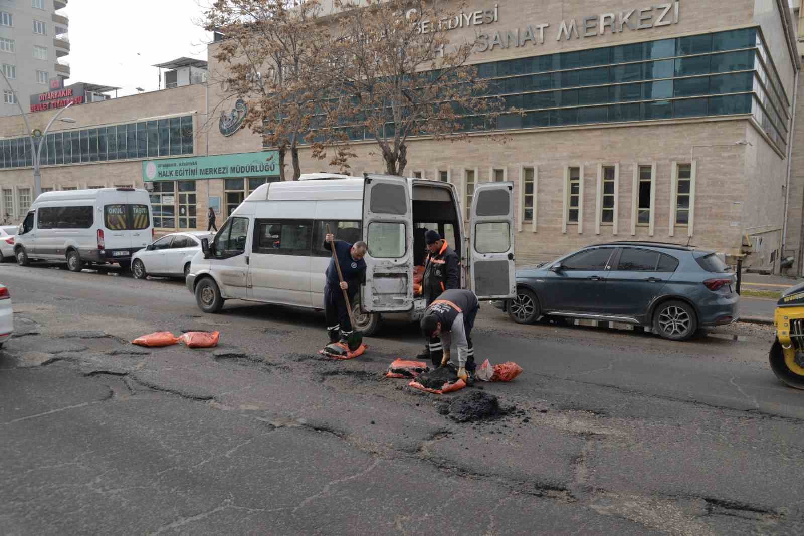 Yoğun kar, don ve tuzlama sonrası bozulan yollarda onarım çalışması başlatıldı

