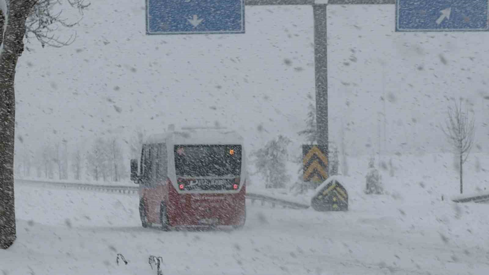 Yoğun kar kenti beyaza bürüdü
