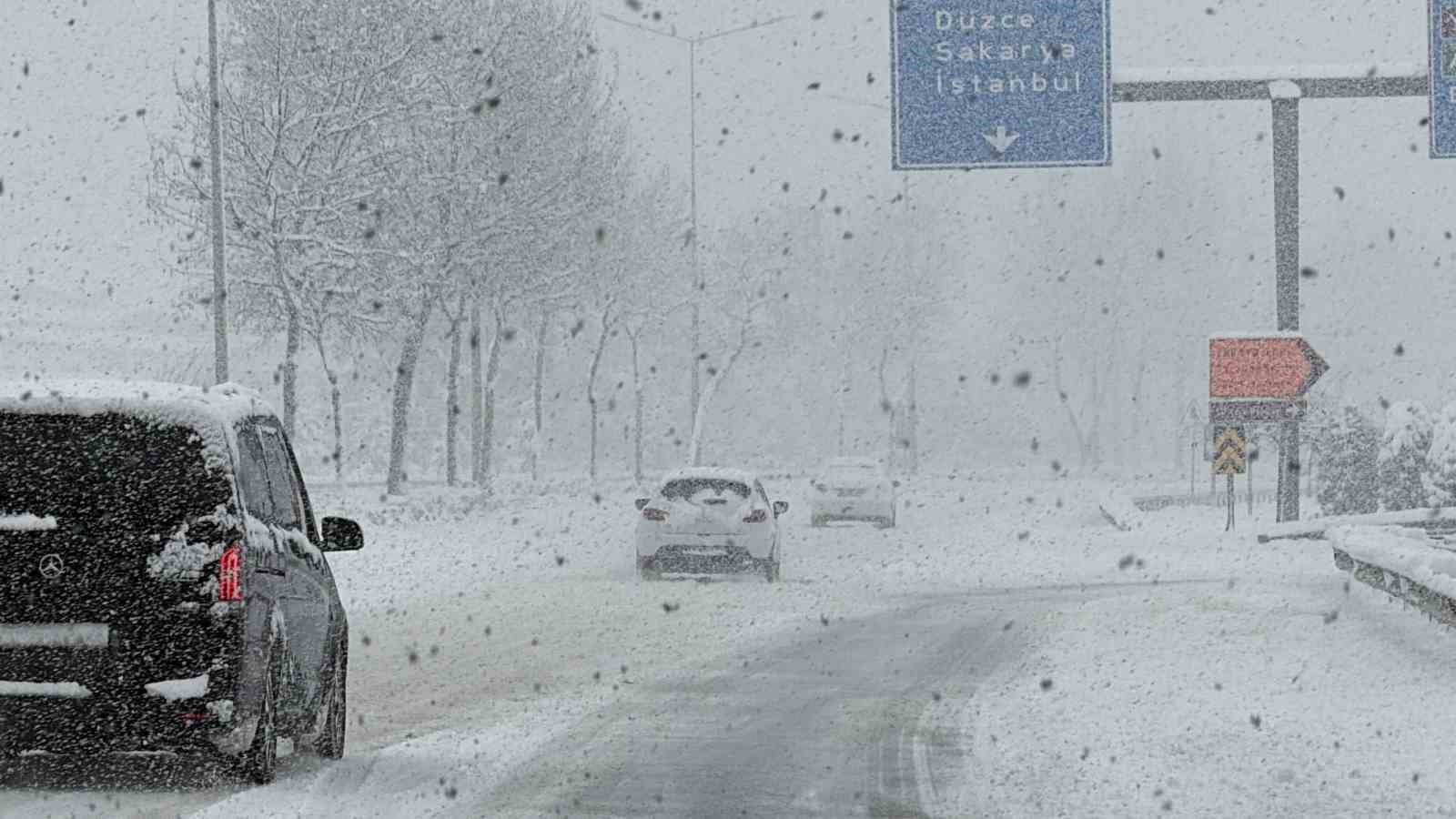 Yoğun kar kenti beyaza bürüdü
