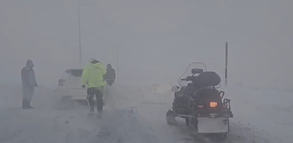 Yoğun kar ve buzlanmaya karşı Bitlis’te kar motorlu önlem
