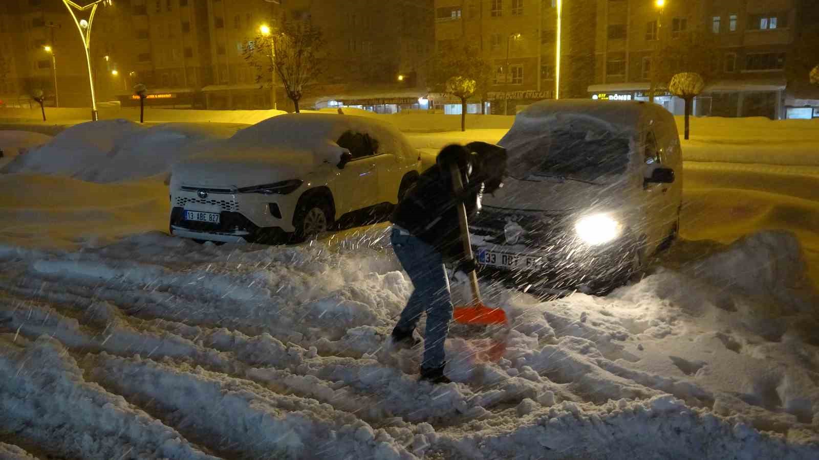 Yoğun kar ve tipi Bitlis’te hayatı olumsuz etkiledi
