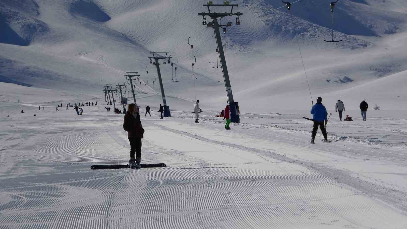 Yoğun kar yağışı Abalı Kayak Merkezi’ni yeniden hareketlendirdi
