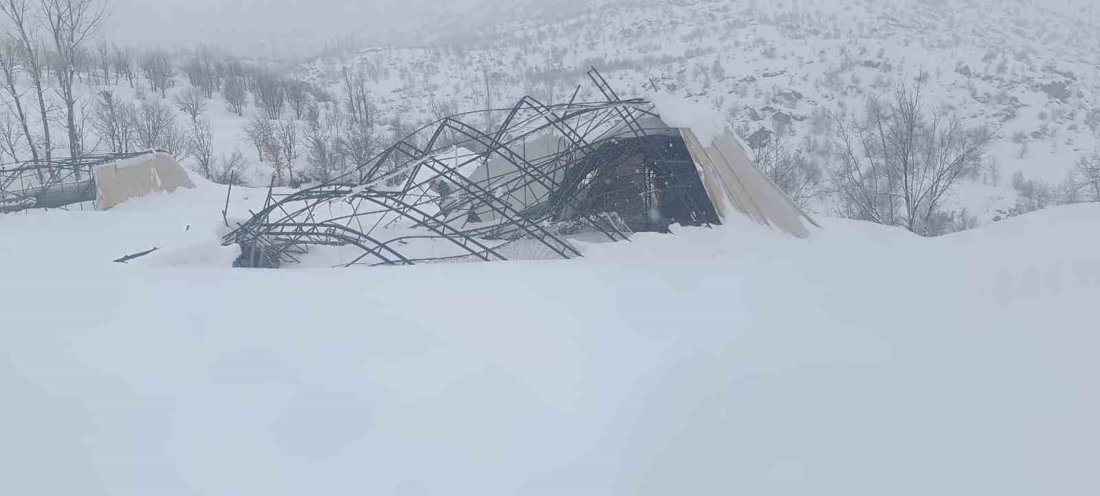 Yoğun kar yağışına dayanamayan halı sahanın demirleri çöktü
