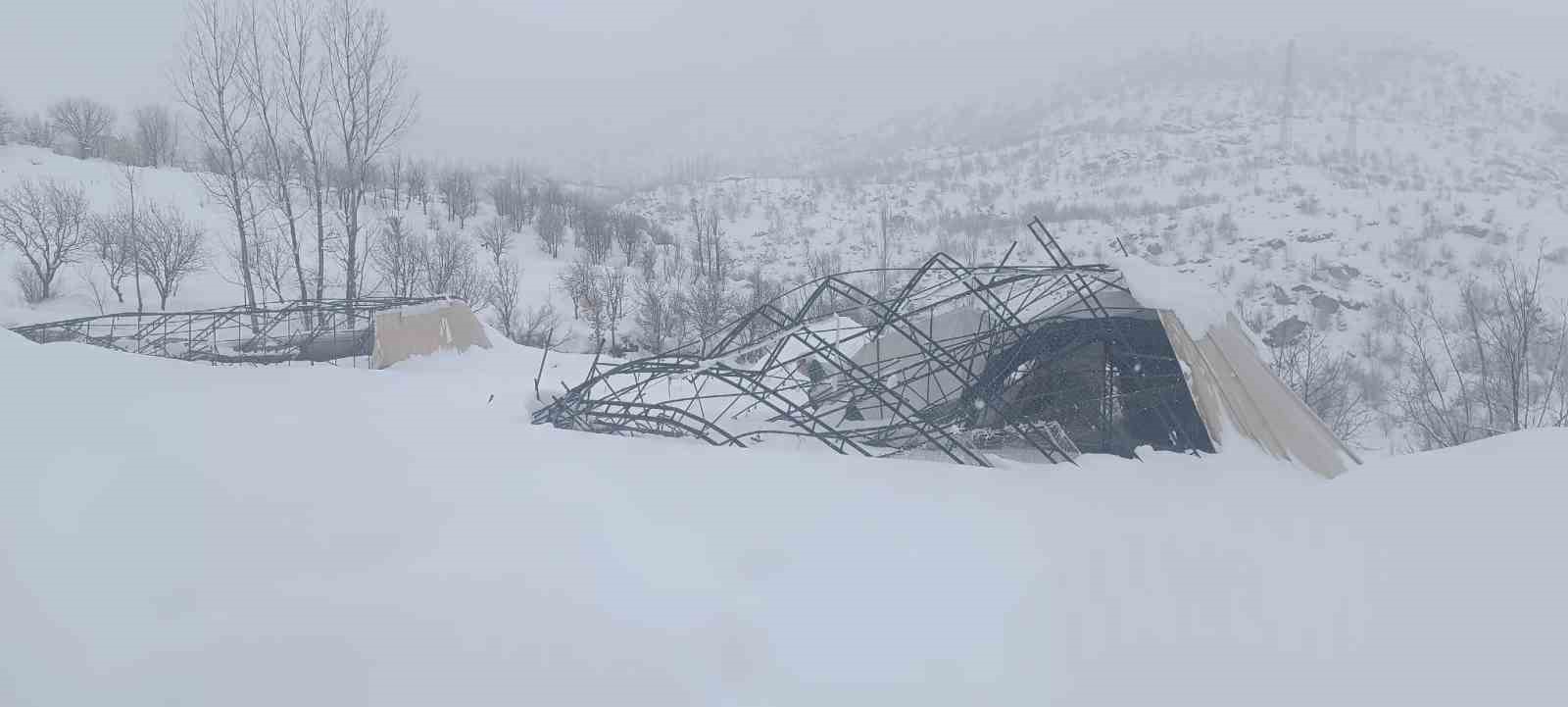 Yoğun kar yağışına dayanamayan halı sahanın demirleri çöktü
