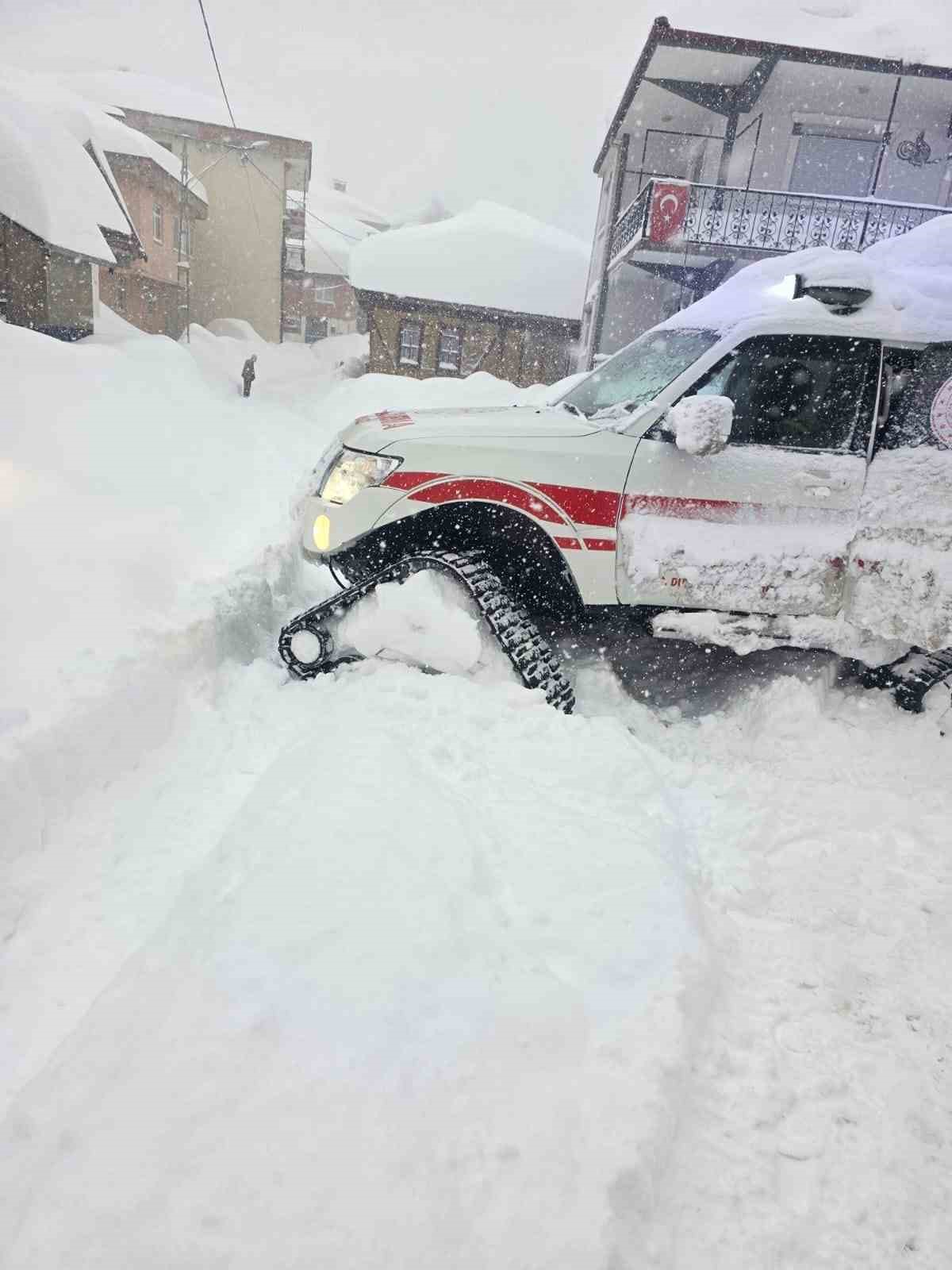 Yoğun kar yağışında sağlık hizmetleri durmadı
