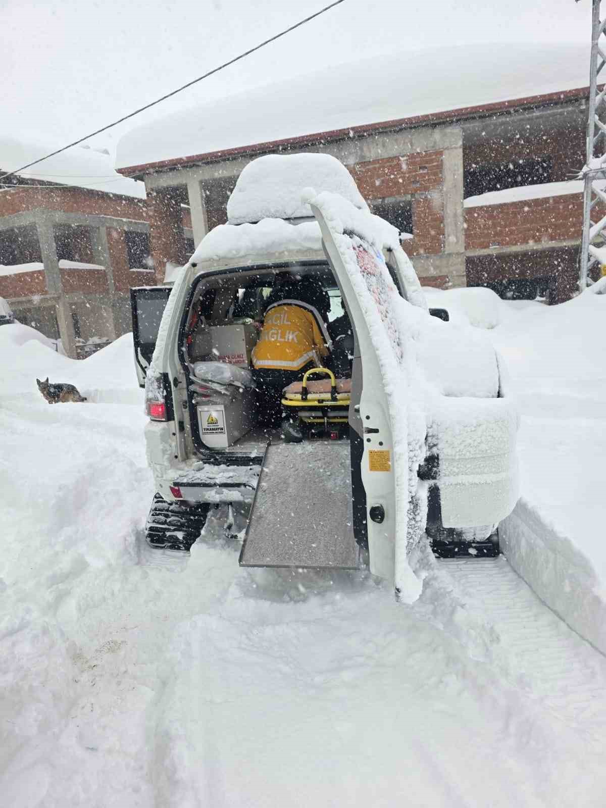 Yoğun kar yağışında sağlık hizmetleri durmadı
