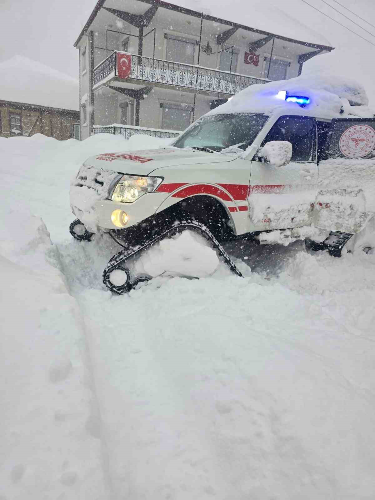 Yoğun kar yağışında sağlık hizmetleri durmadı
