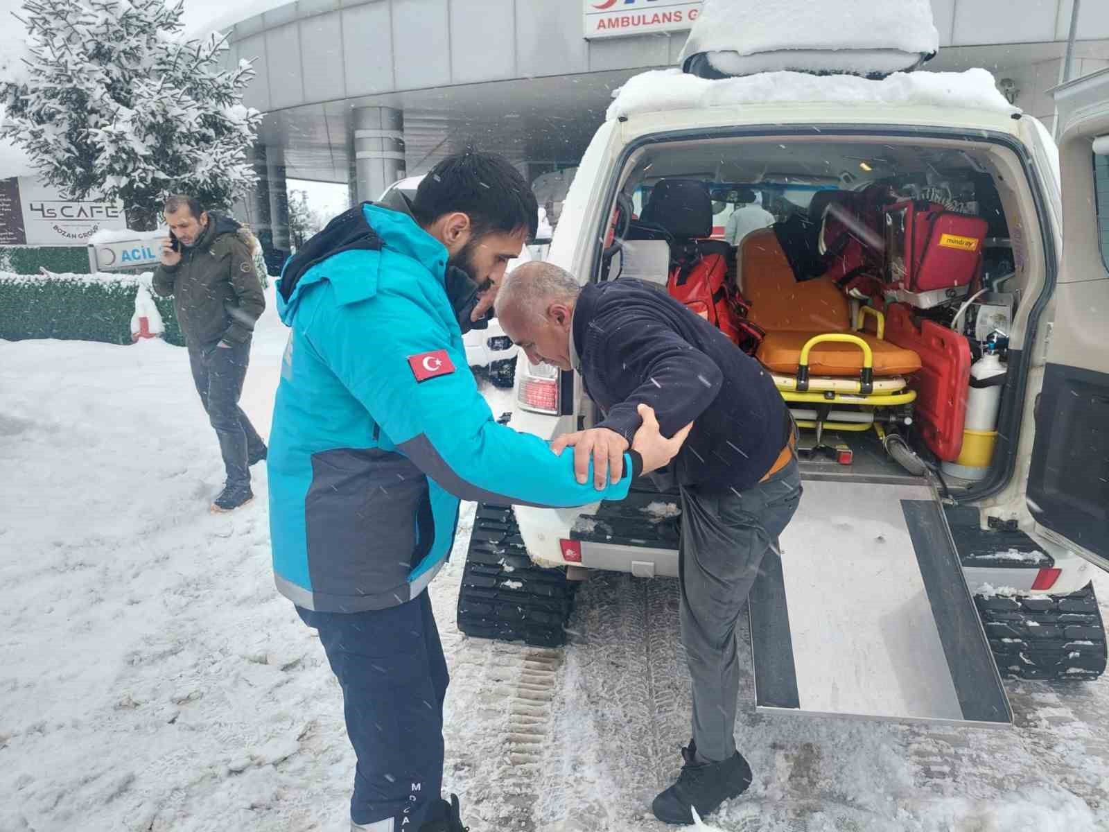 Yoğun kar yağışında UMKE ekipleri hastalara umut oluyor
