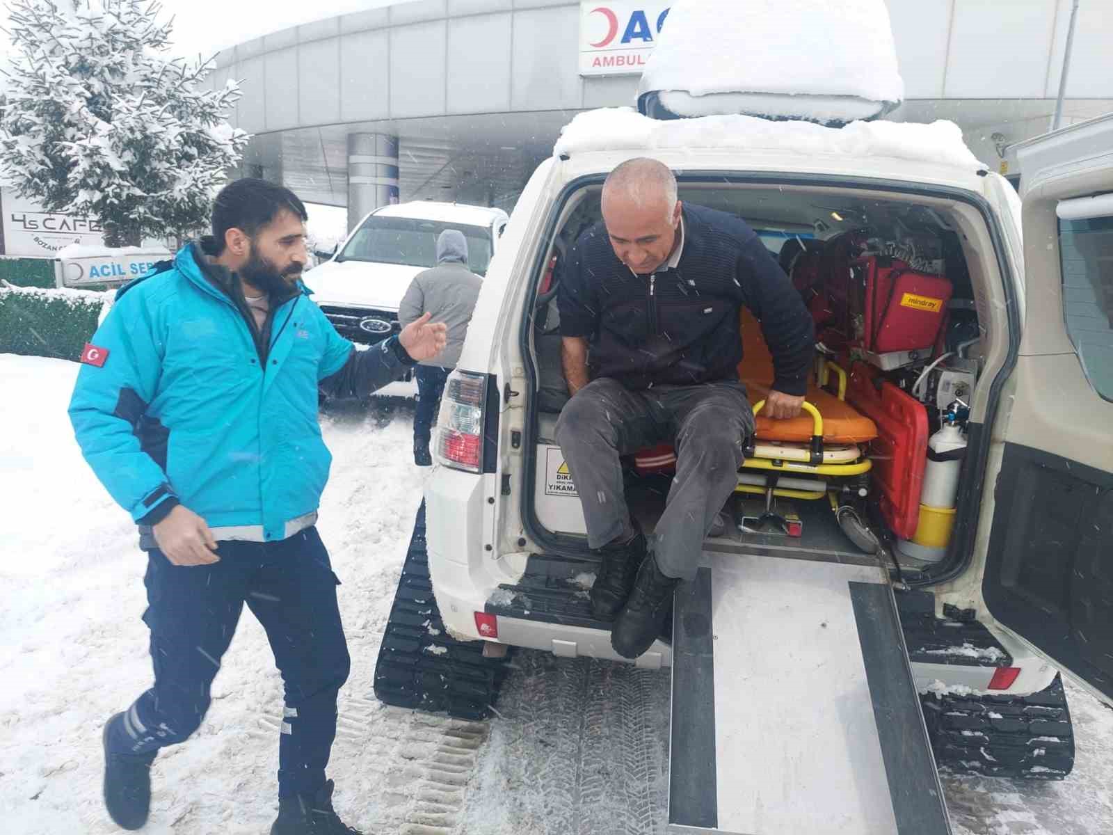 Yoğun kar yağışında UMKE ekipleri hastalara umut oluyor
