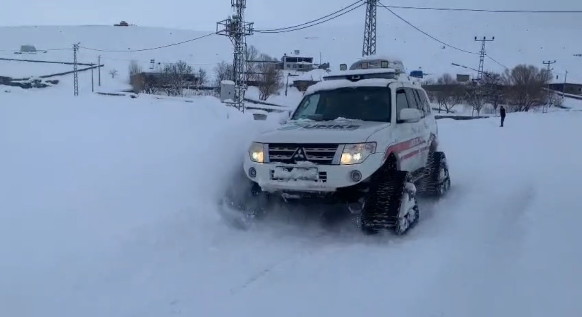 Yoğun kar yağışında UMKE ekipleri hastalara umut oluyor
