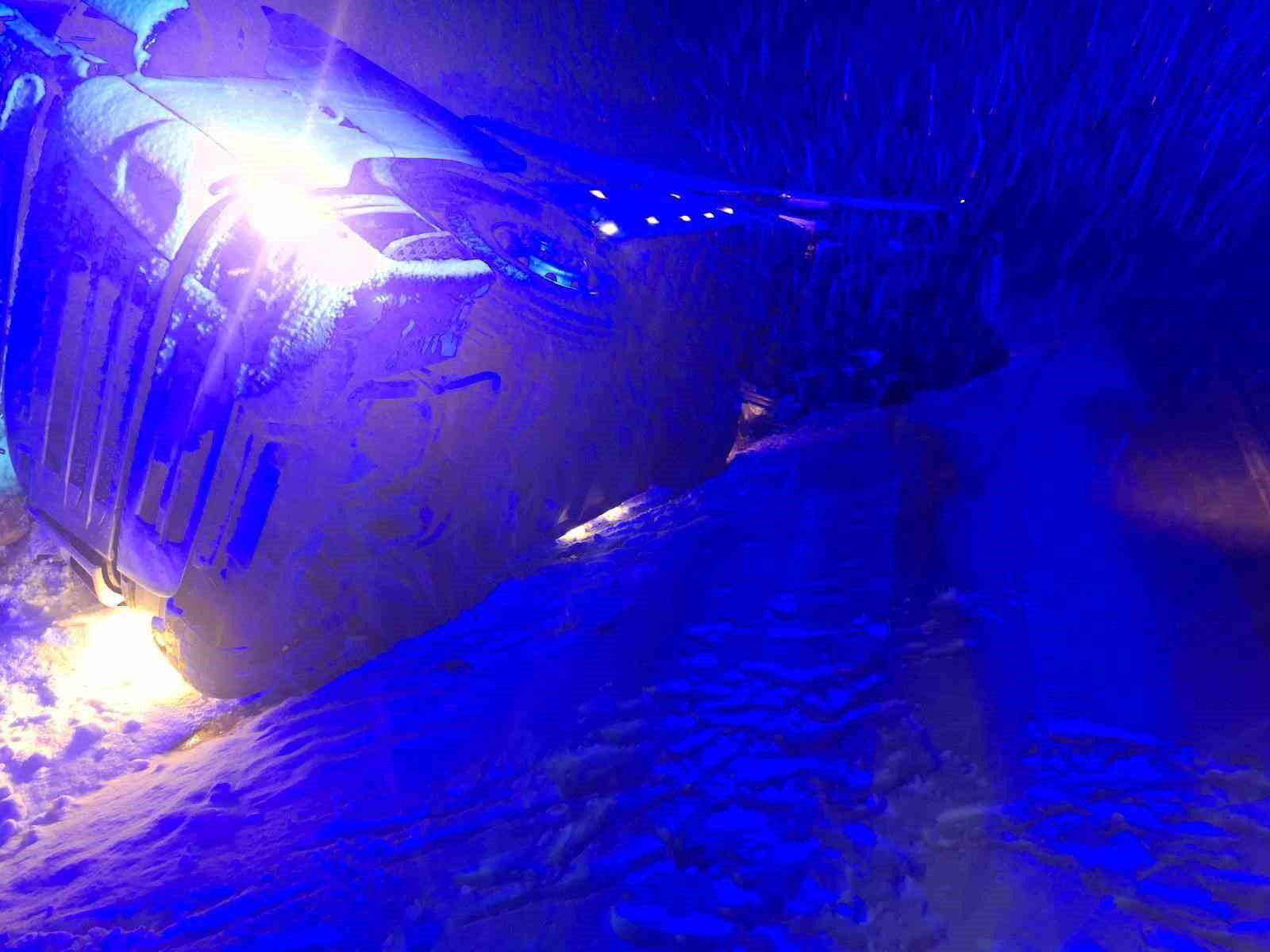 Yoğun kar yağışta kayan tır devrildi, sürücü yaralandı
