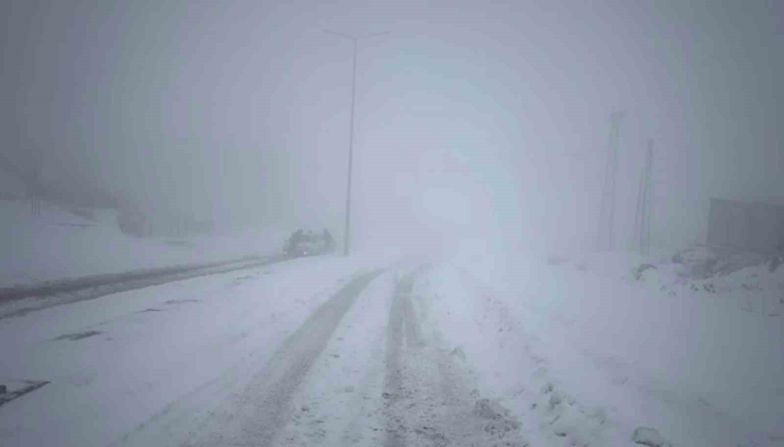 Yoğun sis Besni’yi etkisi altına aldı
