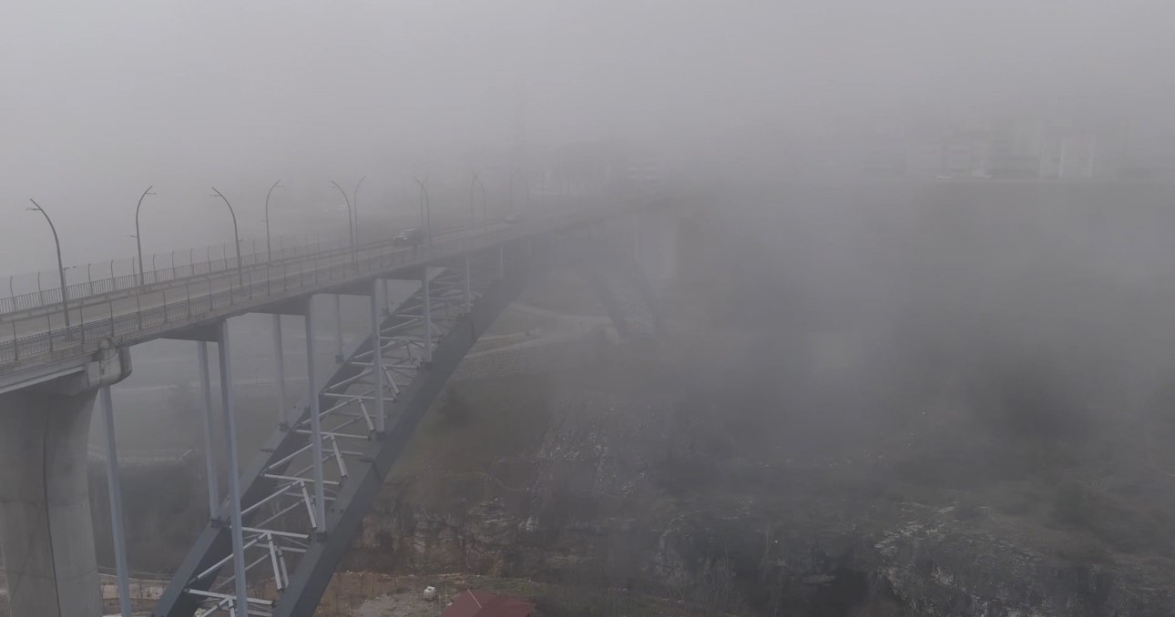 Yoğun sisten kaybolan yapılar dronla görüntülendi

