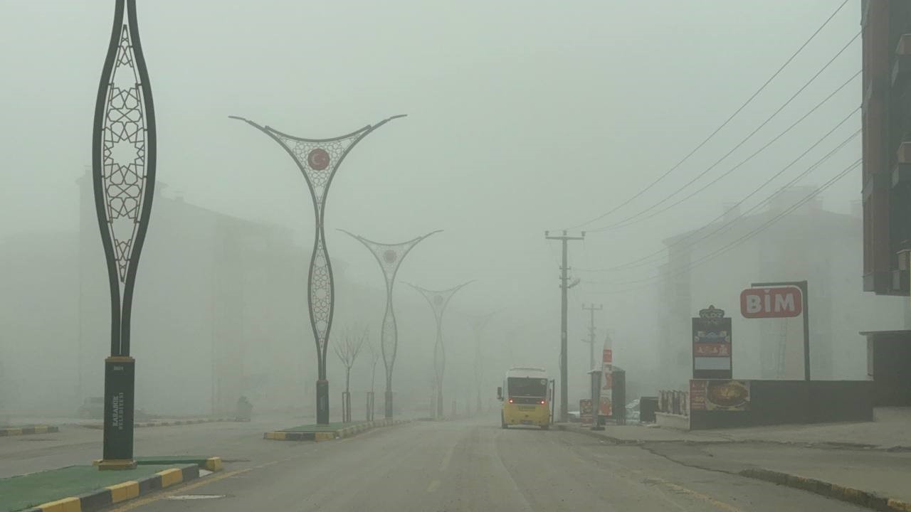 Yoğun sisten kaybolan yapılar dronla görüntülendi
