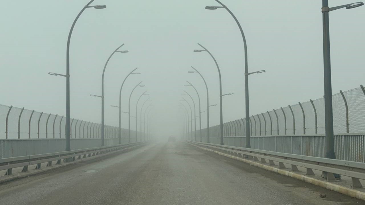 Yoğun sisten kaybolan yapılar dronla görüntülendi
