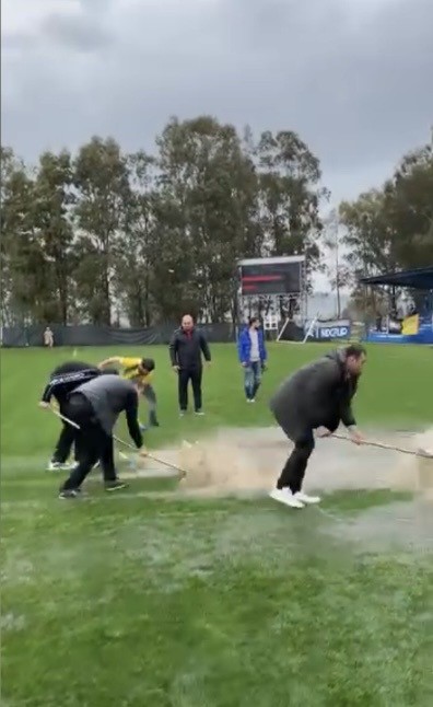 Yoğun yağış nedeniyle oluşan su birikintilerini taraftar ve görevliler temizledi

