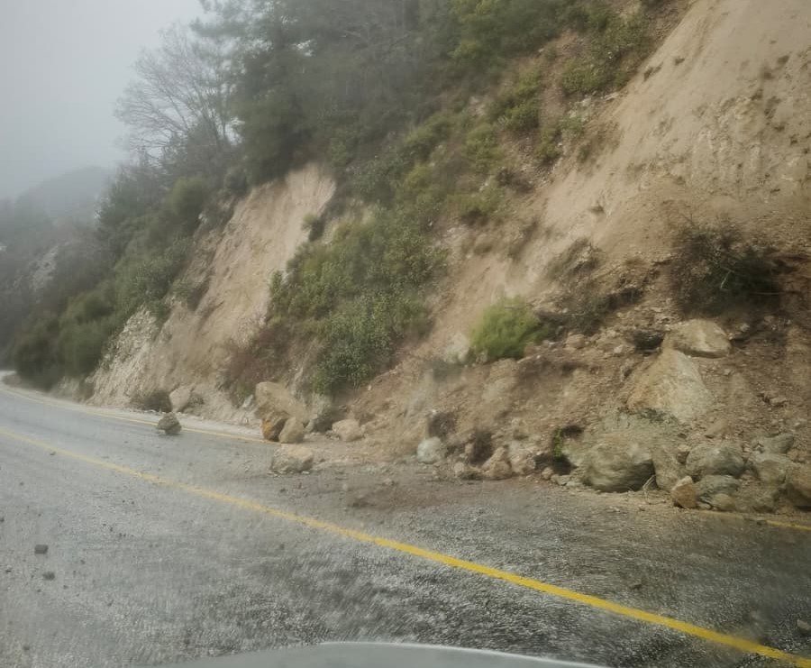 Yoğun yağış sebebiyle kayan topraklar yolları kapattı
