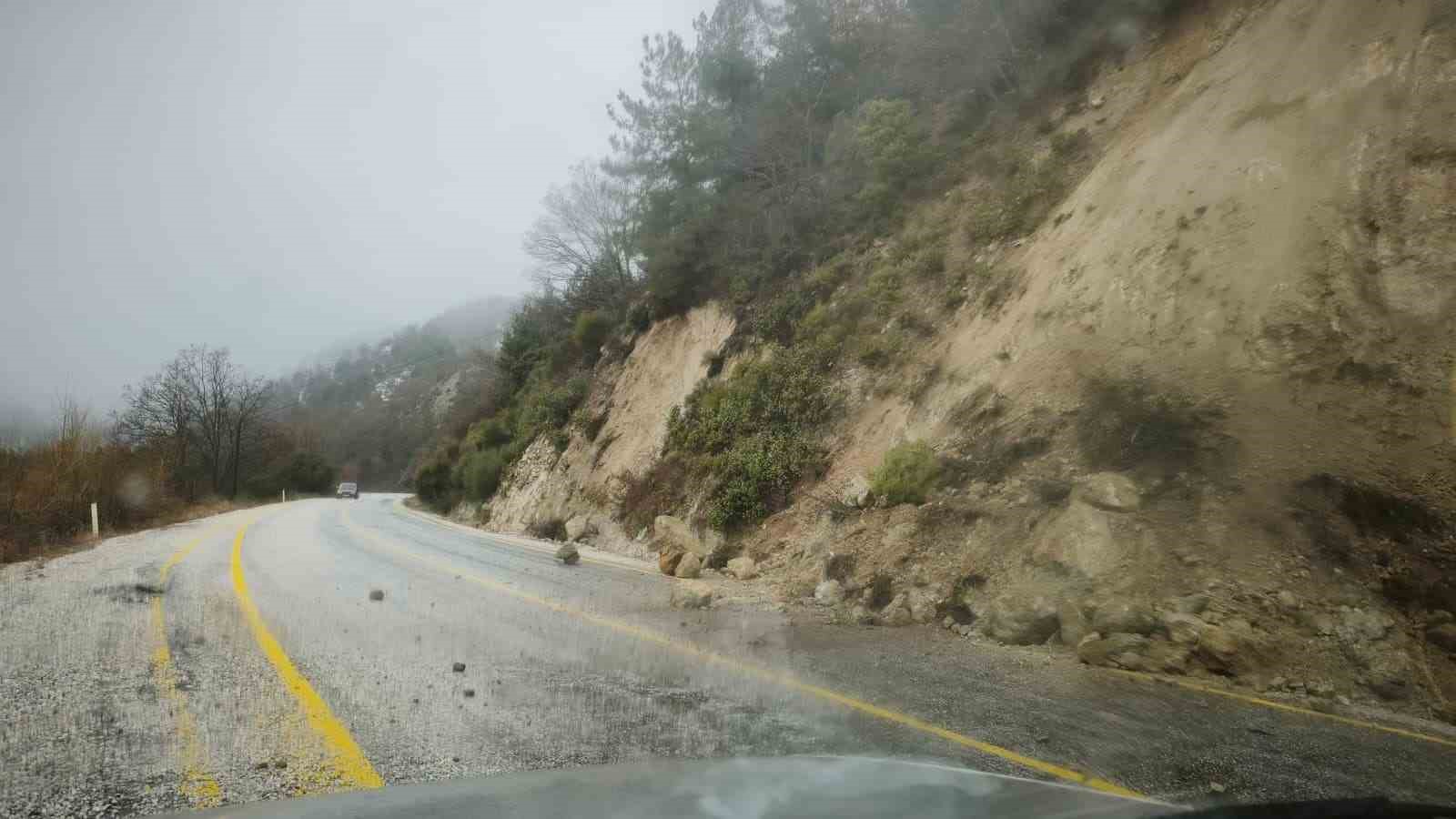 Yoğun yağış sebebiyle kayan topraklar yolları kapattı
