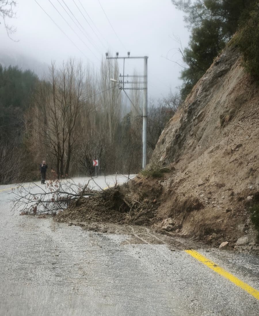 Yoğun yağış sebebiyle kayan topraklar yolları kapattı
