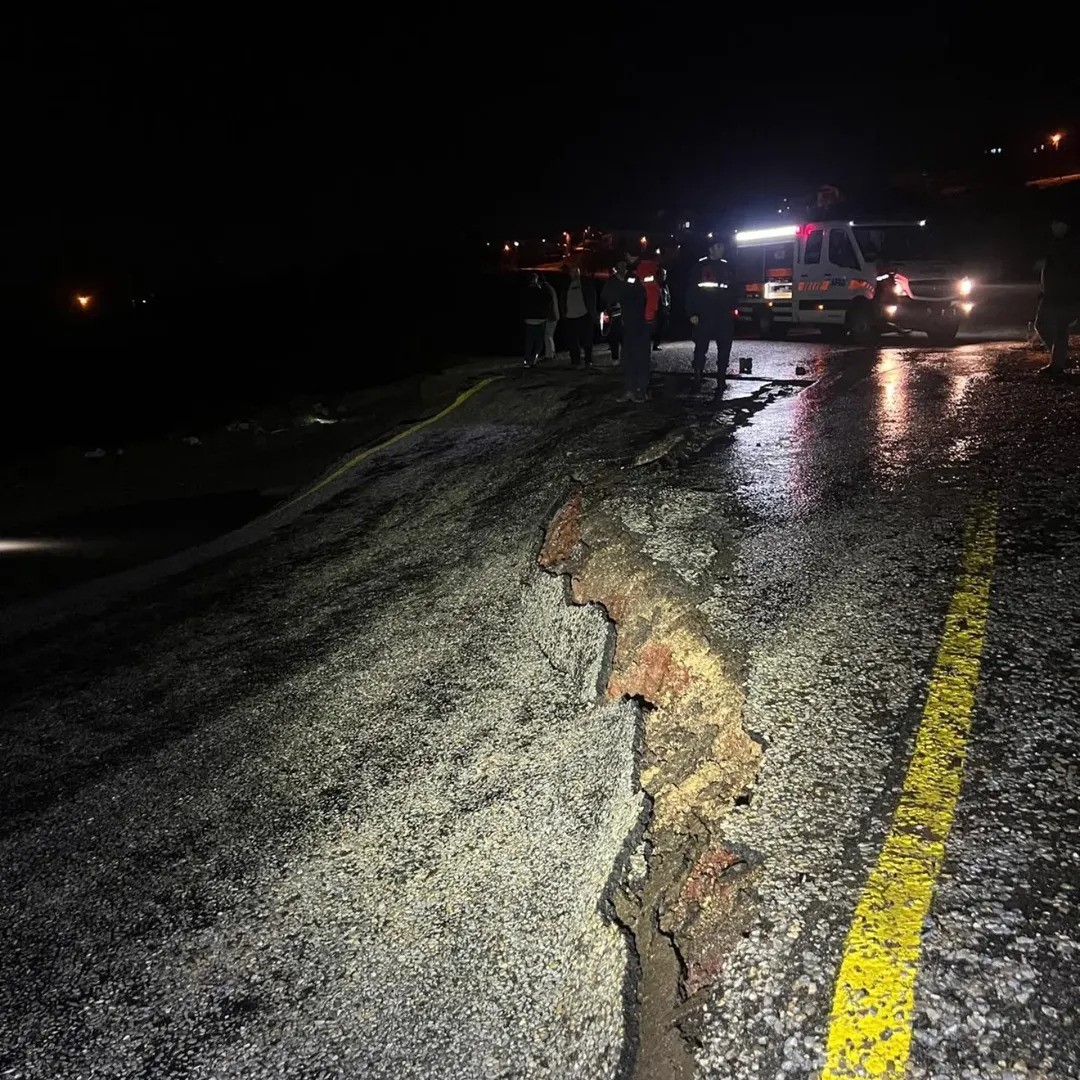 Yoğun yağış sonrası köy yolunda çökme meydana geldi
