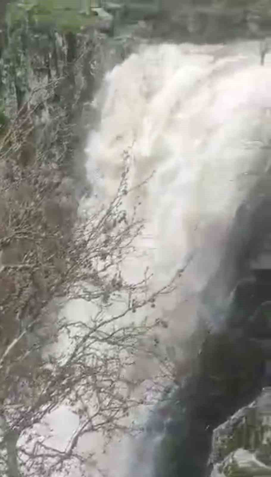 Yoğun yağışlar, Şeyhandede Şelalesinin debisini arttırdı
