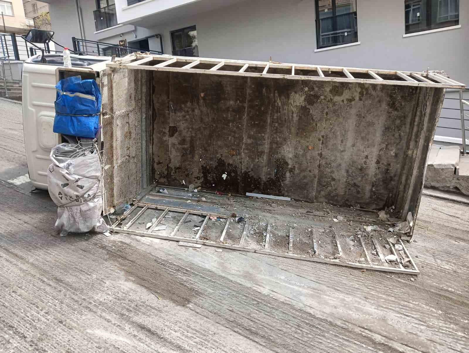 Yokuşta ilerleyemeyen kamyonetini araçlara çarpmamak için bilerek devirdiğini iddia etti
