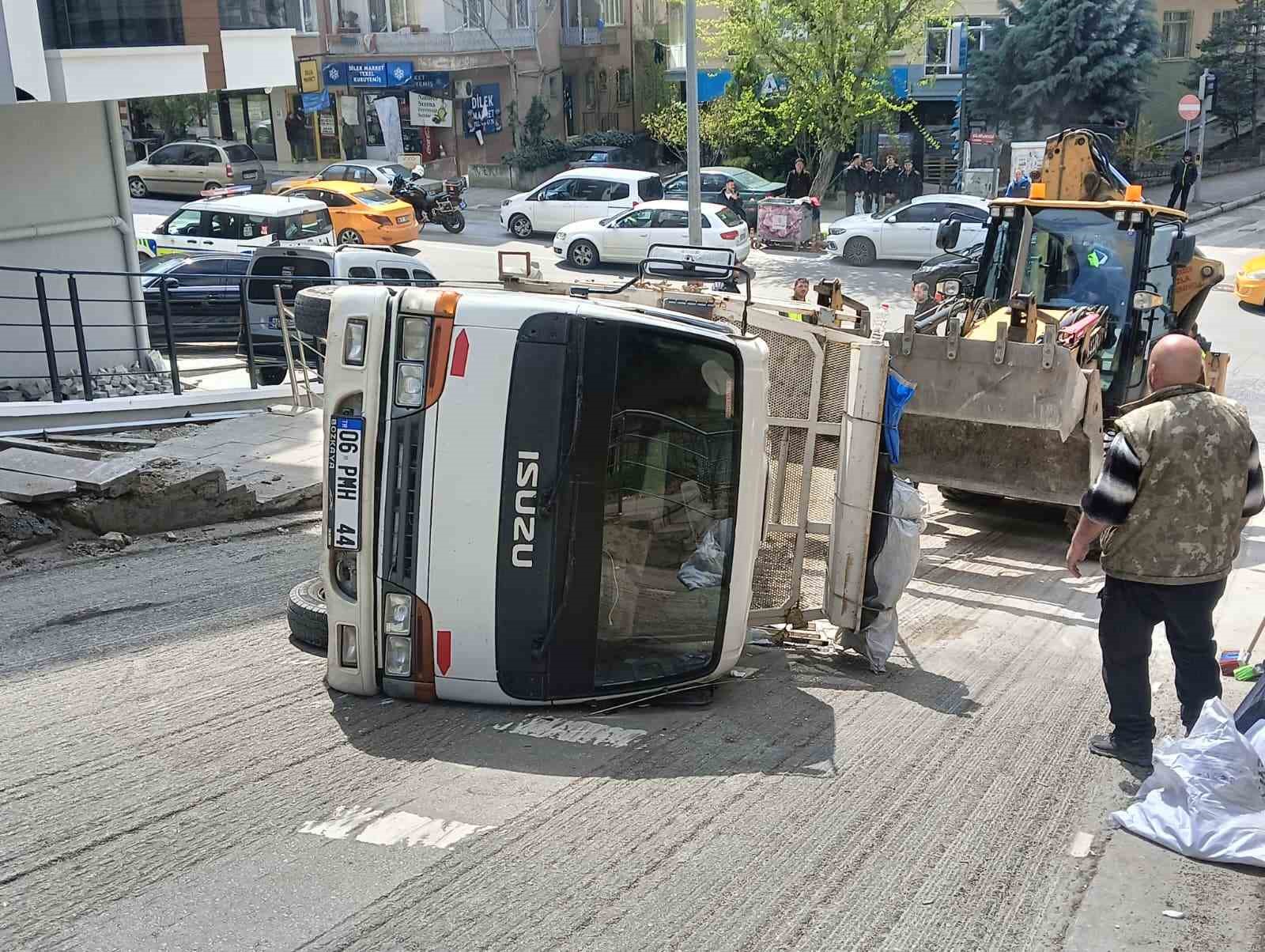 Yokuşta ilerleyemeyen kamyonetini araçlara çarpmamak için bilerek devirdiğini iddia etti

