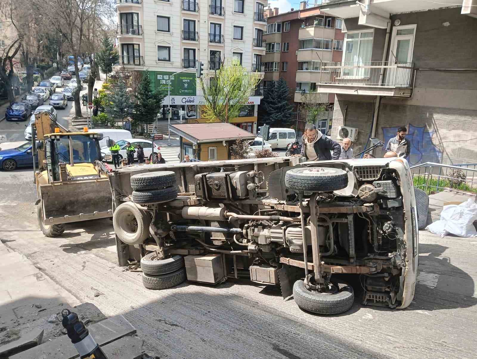 Yokuşta ilerleyemeyen kamyonetini araçlara çarpmamak için bilerek devirdiğini iddia etti

