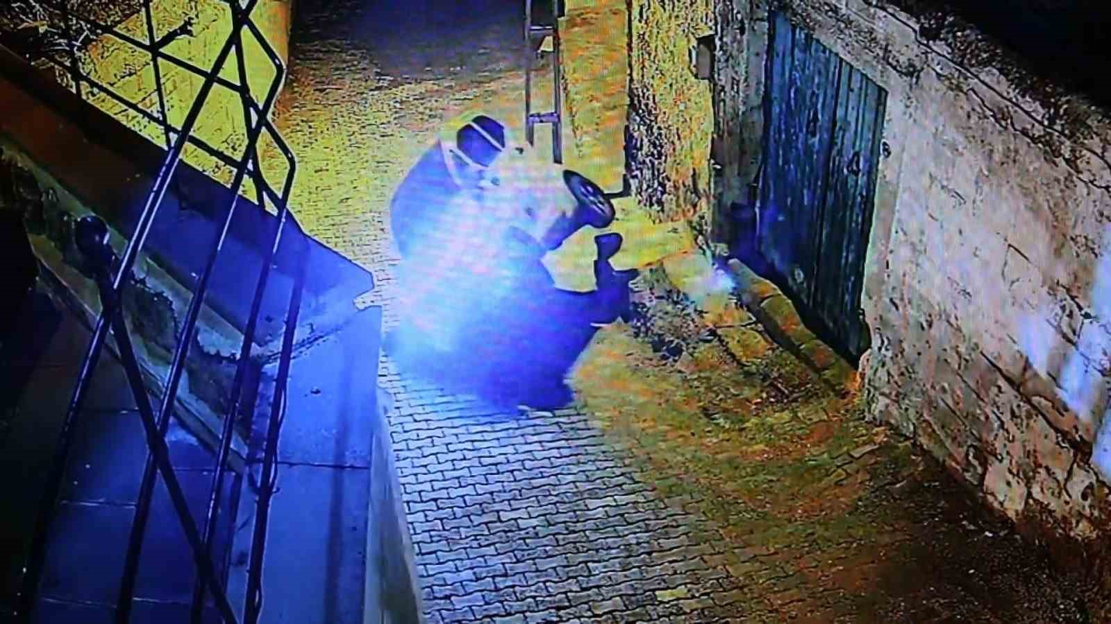 Yokuşu çıkamayan elektrikli bisiklet devrildi
