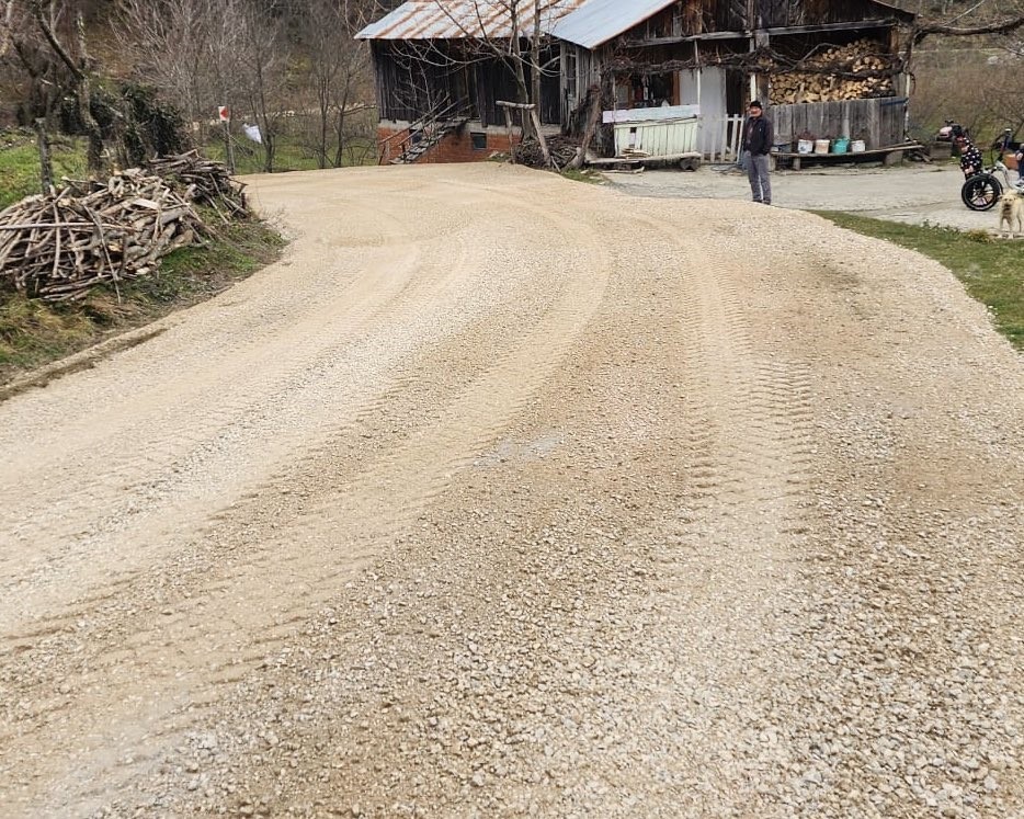 Yol bakım çalışmaları sürüyor

