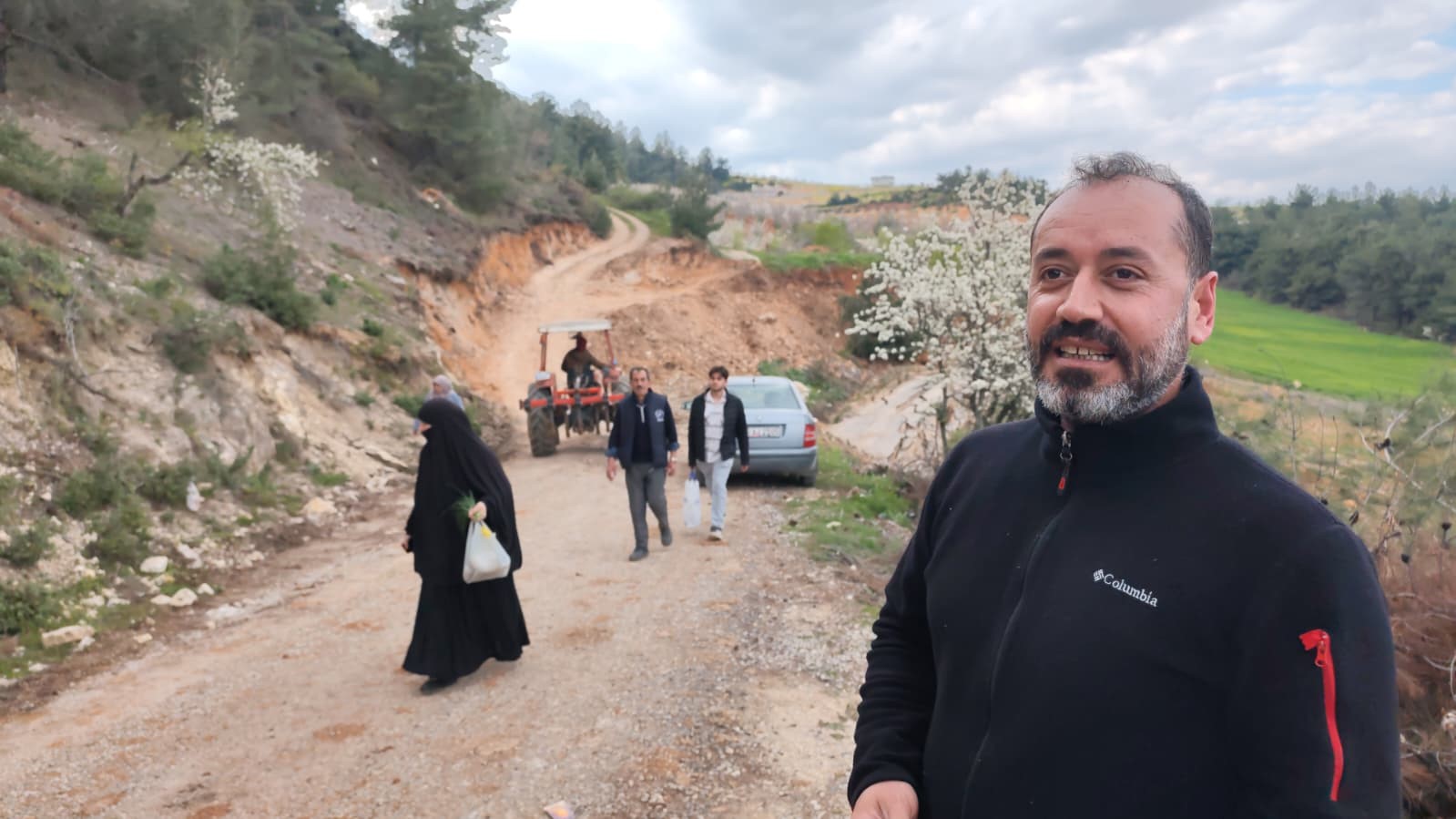 Yol çöktü, mahalleli 3 aydır tarlasına yürüyerek gidiyor
