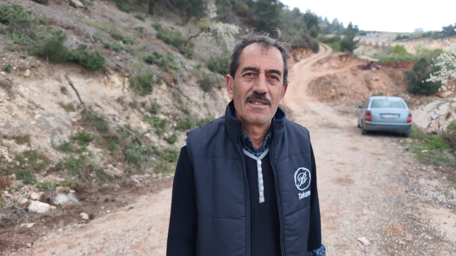 Yol çöktü, mahalleli 3 aydır tarlasına yürüyerek gidiyor
