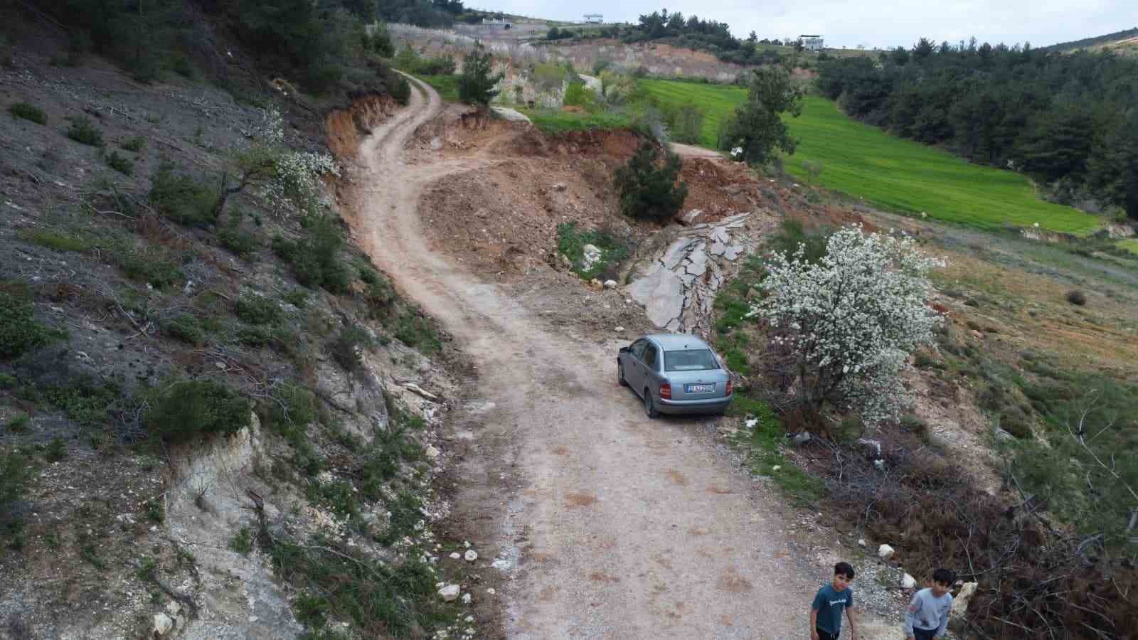 Yol çöktü, mahalleli 3 aydır tarlasına yürüyerek gidiyor
