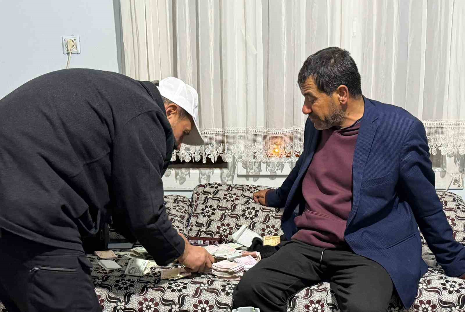 Yol kenarında başlayan hüzün, insanlıkla mutluluğa dönüştü
Yol kenarında başlayan hüzün, insanlıkla mutluluğa dönüştü