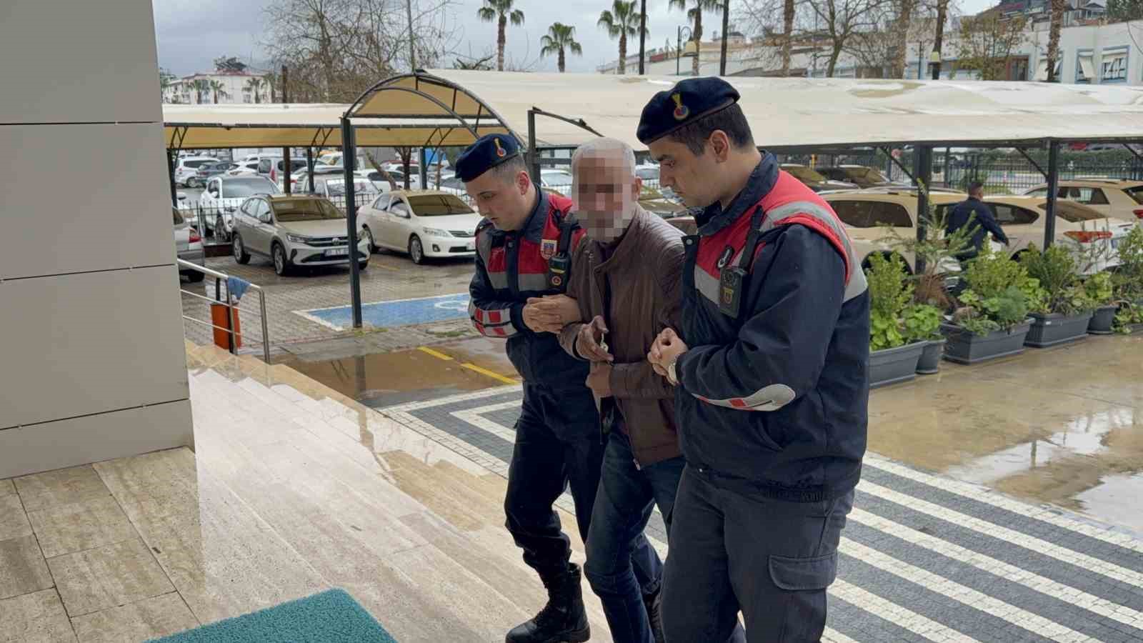 Yol kenarında ölü bulunan kadının kocası ile oğlu tutuklandı
Yol kenarında ölü bulunan kadının kocası ile oğlu tutuklandı
