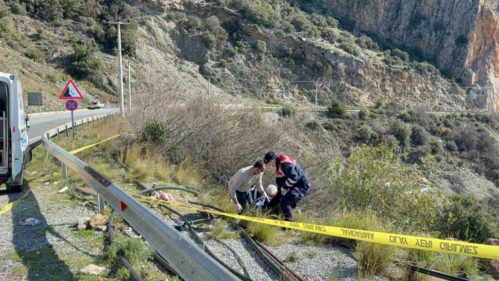 Yol kenarında ölü bulunan kadının kocası ile oğlu tutuklandı
Yol kenarında ölü bulunan kadının kocası ile oğlu tutuklandı