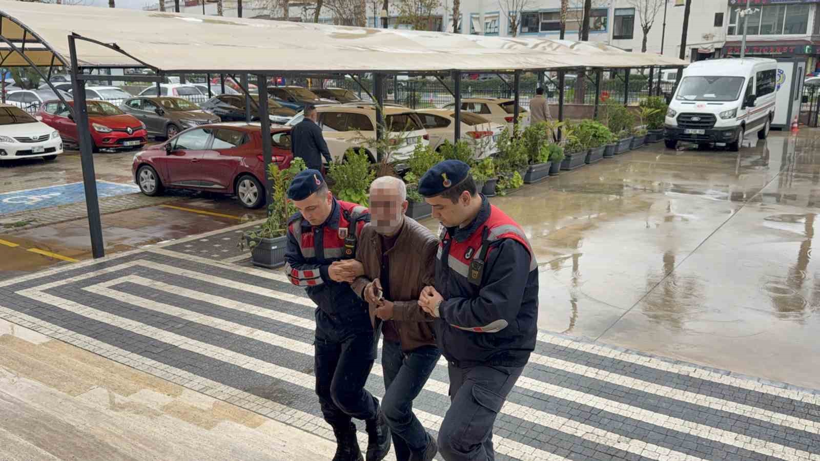 Yol kenarında ölü bulunan kadının kocası ile oğlu tutuklandı
Yol kenarında ölü bulunan kadının kocası ile oğlu tutuklandı
