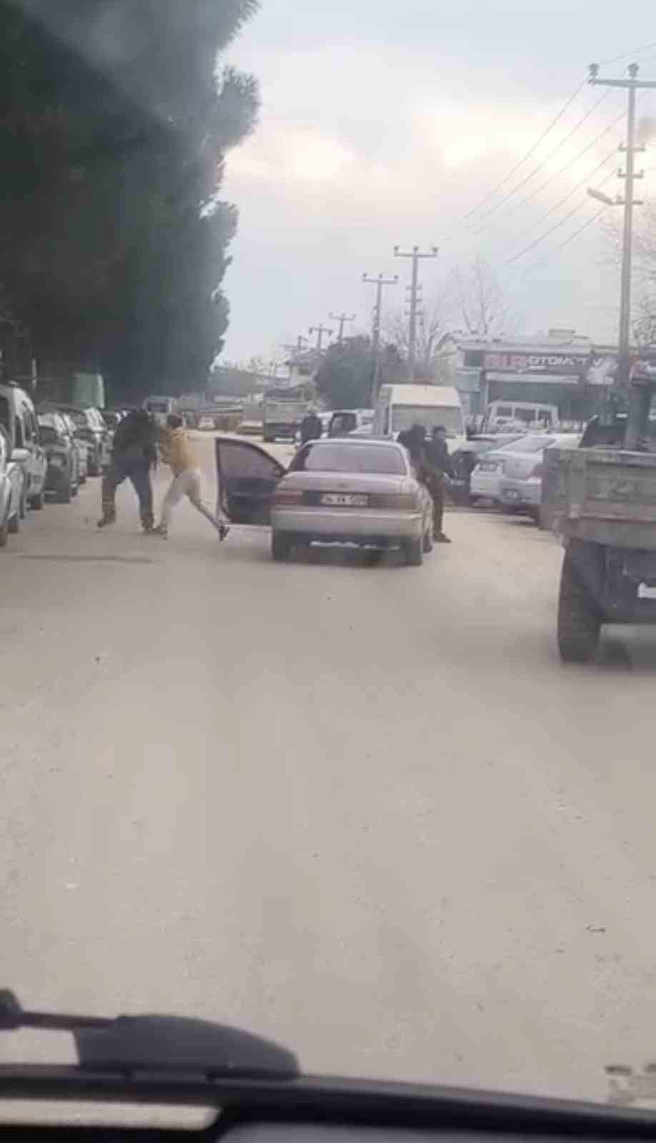 Yol ortasında yumruklu kavga kamerada
