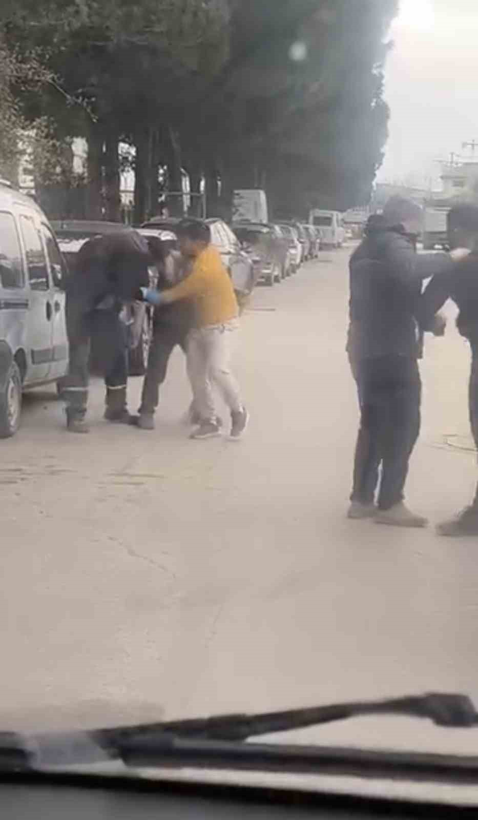 Yol ortasında yumruklu kavga kamerada
