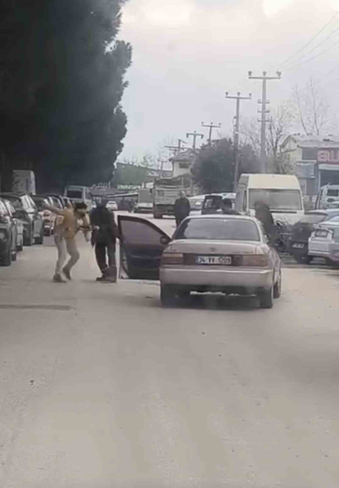 Yol ortasında yumruklu kavga kamerada
